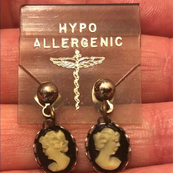 Cameo pierced dangling earrings NWOT - Picture 3 of 5